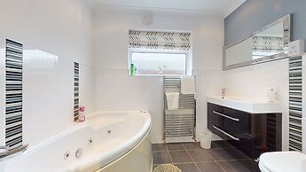 4 Bedroom Home - Sleeps 10 - Free Parking