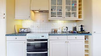 4 Bedroom Home - Sleeps 10 - Free Parking