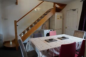 4 Bedroom Home - Sleeps 10 - Free Parking