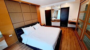 5B - 2 Bedroom Downtown Apartment With Shared Pool
