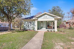 1 Mi to Downtown Tyler: Historic Home w/ Porch!