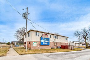 Savoy Apartment ~ 4 Mi to University of Illinois!