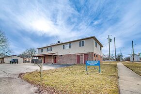 Savoy Apartment ~ 4 Mi to University of Illinois!