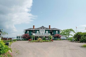 Elegant Oceanfront Maine Estate w/ Gazebo