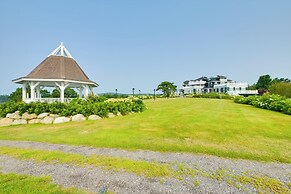Elegant Oceanfront Maine Estate w/ Gazebo