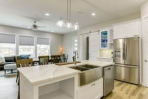 Modern Rockport Home: 6 Mi to Beach!