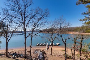 Lakefront Townhome w/ Dock: 6 Mi to Blue Ridge!