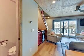 Lakefront Townhome w/ Dock: 6 Mi to Blue Ridge!