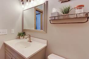 Lakefront Townhome w/ Dock: 6 Mi to Blue Ridge!