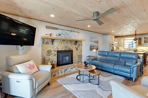 Lakefront Townhome w/ Dock: 6 Mi to Blue Ridge!