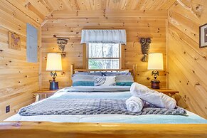 Quaint Dahlonega Cabin w/ Cavenders Creek Access!