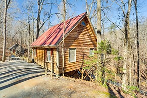 Quaint Dahlonega Cabin w/ Cavenders Creek Access!