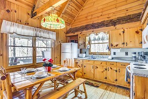 Quaint Dahlonega Cabin w/ Cavenders Creek Access!