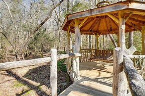 Quaint Dahlonega Cabin w/ Cavenders Creek Access!