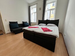 Affordable 3BR shared Apt. near Meidling