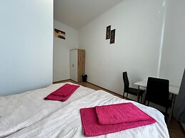 Affordable 3BR shared Apt. near Meidling