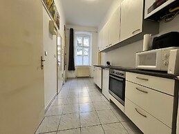 Affordable 3BR shared Apt. near Meidling