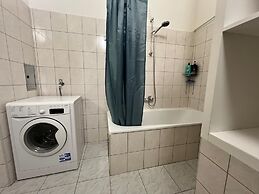 Affordable 3BR shared Apt. near Meidling