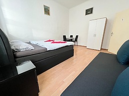 Affordable 3BR shared Apt. near Meidling