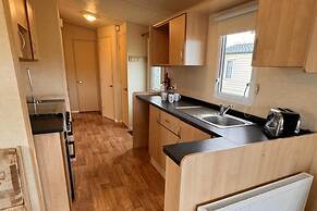 3 Bed Caravan - Sleeps 8 - Pet Friendly, Parking