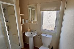 3 Bed Caravan - Sleeps 8 - Pet Friendly, Parking