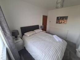 Impeccable 4-bed House in Bilston