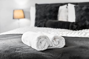 Hotel Comforts & Home Conveniences -sleeps 8