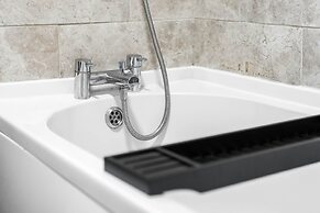 Hotel Comforts & Home Conveniences -sleeps 8