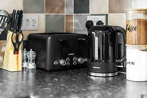 Hotel Comforts & Home Conveniences -sleeps 8