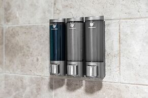 Hotel Comforts & Home Conveniences -sleeps 8