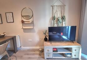 2Bed-2Bath Flat - Gym Pool Balcony Lift