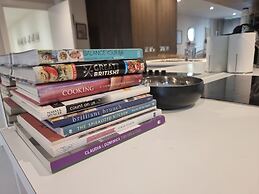 2Bed-2Bath Flat - Gym Pool Balcony Lift