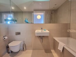 2Bed-2Bath Flat - Gym Pool Balcony Lift