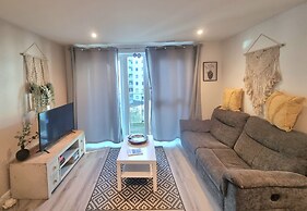 2Bed-2Bath Flat - Gym Pool Balcony Lift