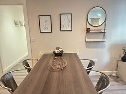 2Bed-2Bath Flat - Gym Pool Balcony Lift