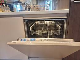 2Bed-2Bath Flat - Gym Pool Balcony Lift