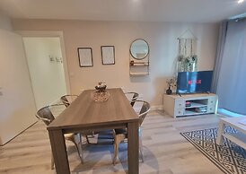 2Bed-2Bath Flat - Gym Pool Balcony Lift