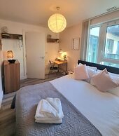 2Bed-2Bath Flat - Gym Pool Balcony Lift