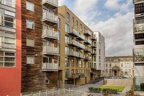 2Bed-2Bath Flat - Gym Pool Balcony Lift