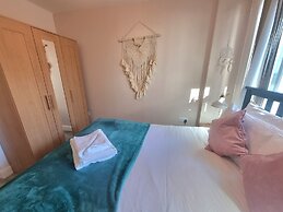 2Bed-2Bath Flat - Gym Pool Balcony Lift