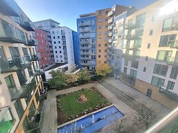 2Bed-2Bath Flat - Gym Pool Balcony Lift