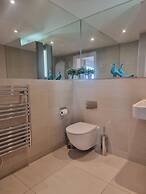 2Bed-2Bath Flat - Gym Pool Balcony Lift