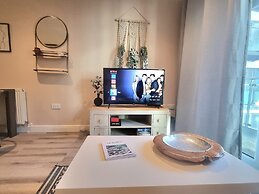 2Bed-2Bath Flat - Gym Pool Balcony Lift