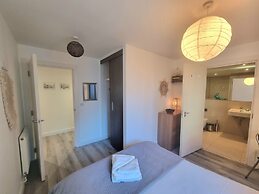 2Bed-2Bath Flat - Gym Pool Balcony Lift