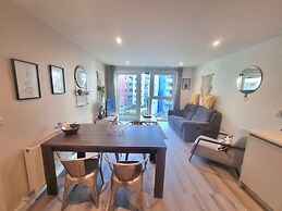 2Bed-2Bath Flat - Gym Pool Balcony Lift