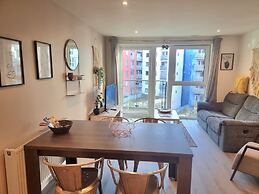 2Bed-2Bath Flat - Gym Pool Balcony Lift