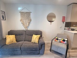 2Bed-2Bath Flat - Gym Pool Balcony Lift