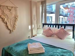 2Bed-2Bath Flat - Gym Pool Balcony Lift