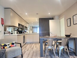 2Bed-2Bath Flat - Gym Pool Balcony Lift