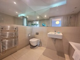 2Bed-2Bath Flat - Gym Pool Balcony Lift